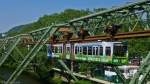 Ein Zug der Wuppertaler Schwebebahn passiert das Walter-Hammer-Ufer zwischen den Haltestellen Robert-Daum-Platz und Ohligsmühle.